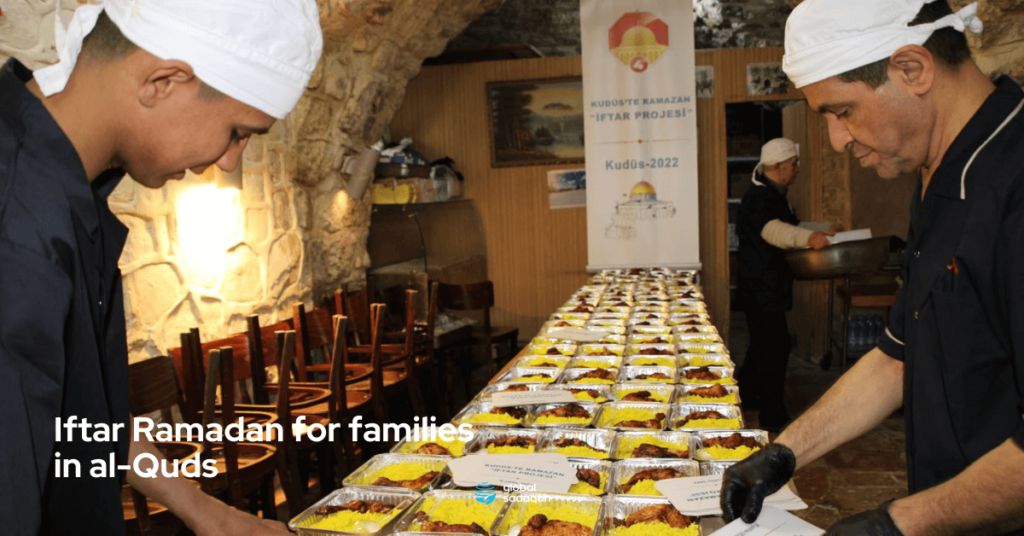 Ummet Vakfi crew preparing iftar meals for families in al-Quds.